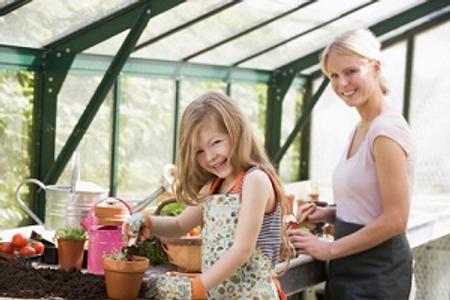 Teaserbild zu Mit Kindern im Gewächshaus gärtnern