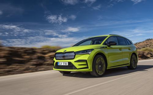Foto in Schrägansicht des Skoda Enyaq