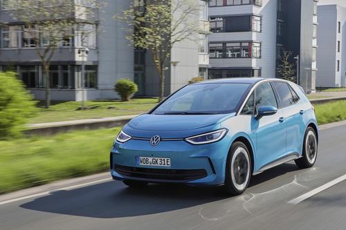 Foto des fahrenden VW-ID.3 von der Seite