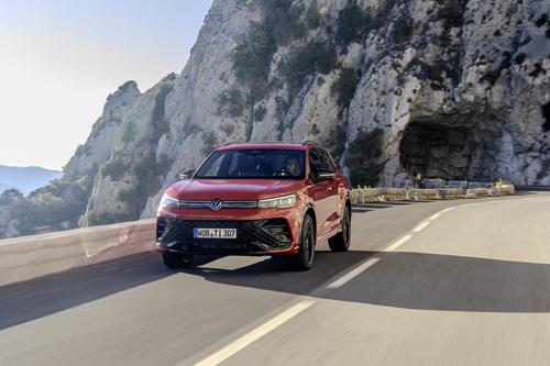 Foto des fahrenden VW-Tiguans von vorne